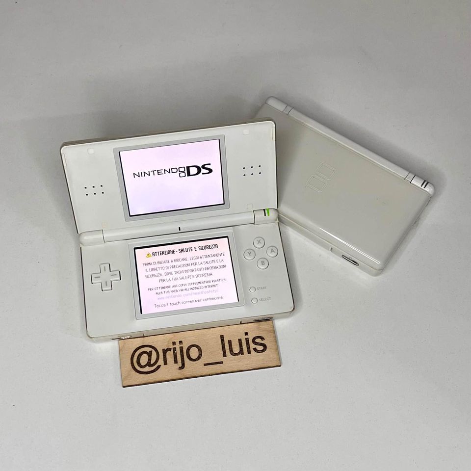 Nintendo DS Lite mit Spielen