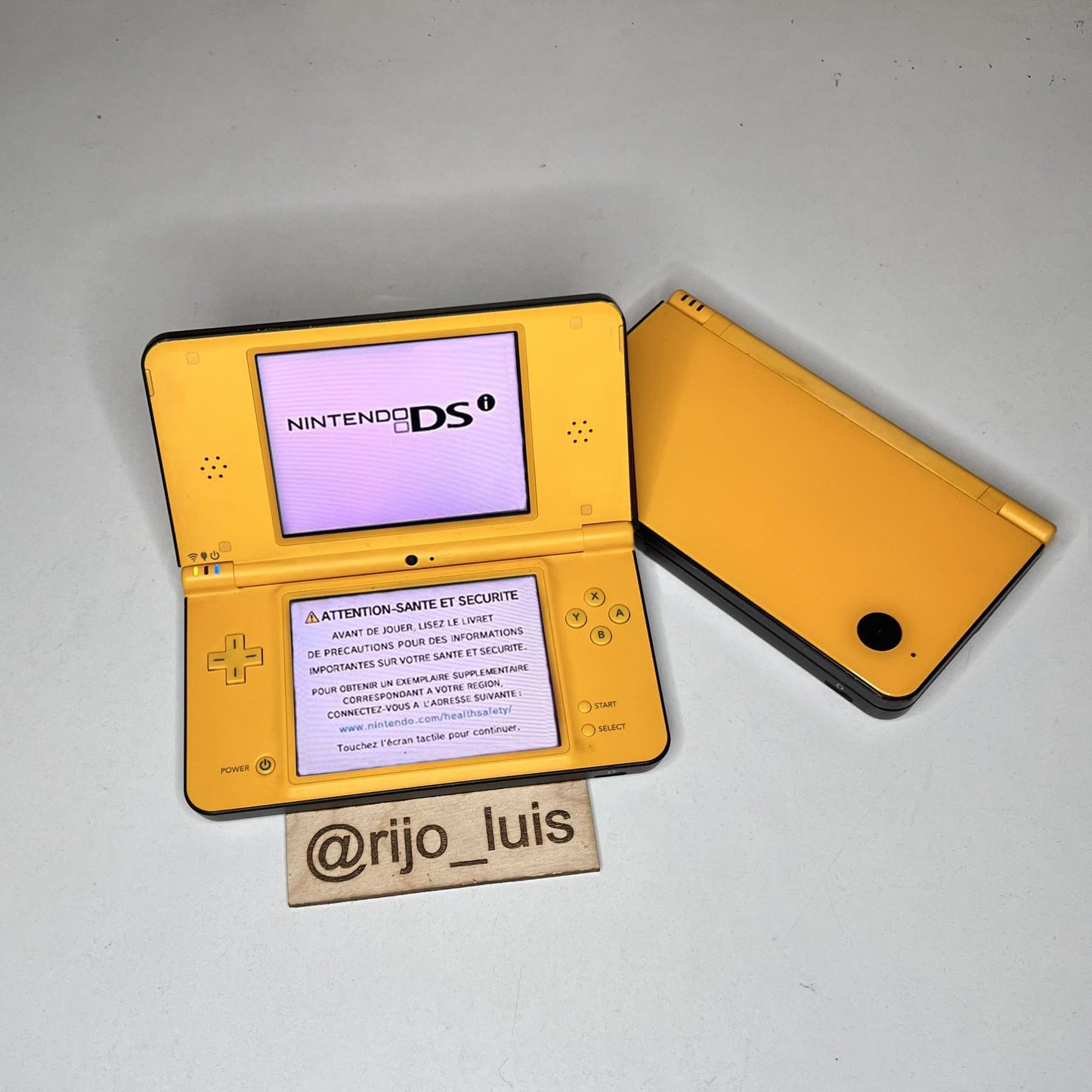 Nintendo DSi XL mit Spielen